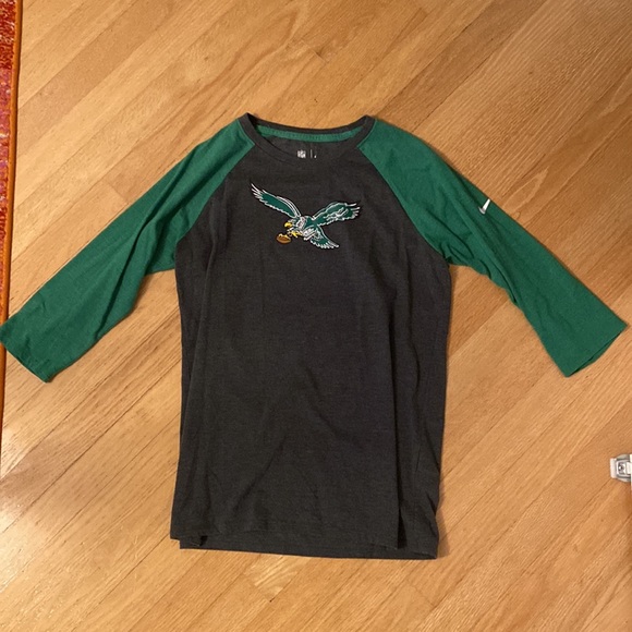 Philly eagles top with vintage eagle - Picture 2 of 4